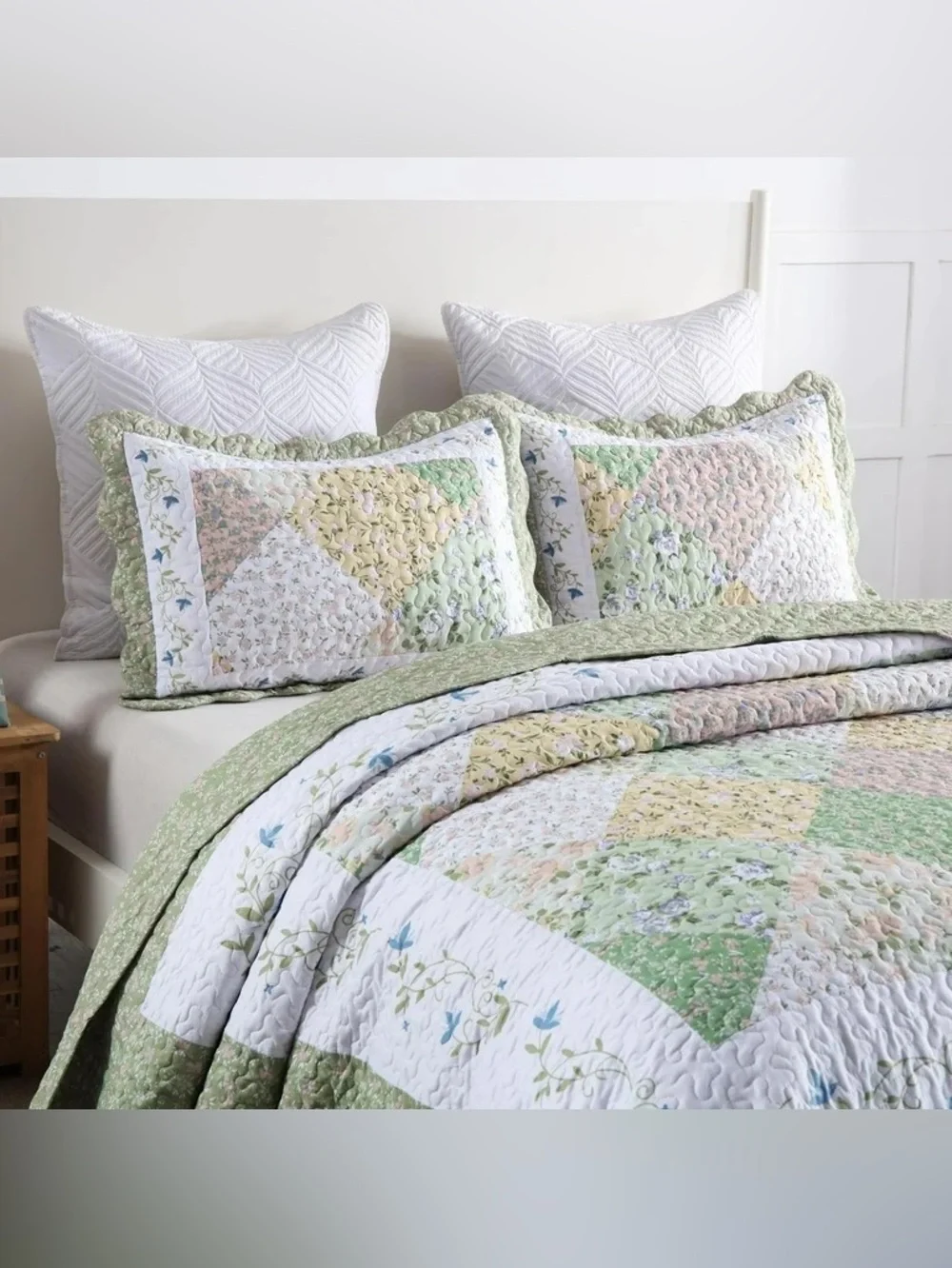 Floral Patchwork Green and White queen 3 piece Quilted Bedding Set
